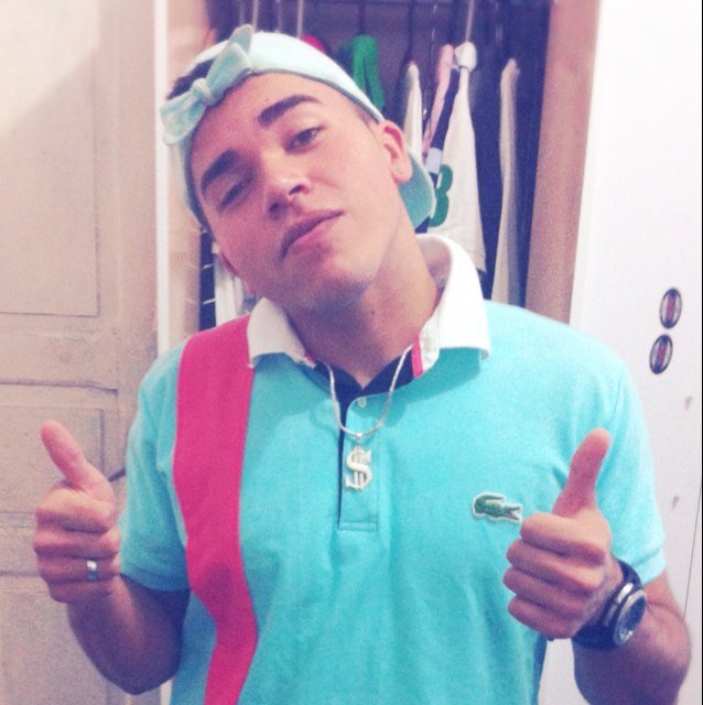 Eu só queria um role com os amigos e com a minha mina.
Pegar essa estrada, rodar curtir a vida.
Hoje eu não quero problemas.
Hoje eu só quero os esquemas..♫