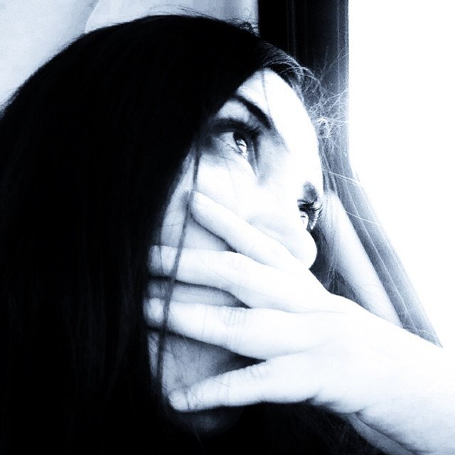 Me impacienta la rutina, la mediocridad, y las personas aburridas, soy rara,complicada,intensa y apasionada, me gustan los extremos y exagerar mis emociones.