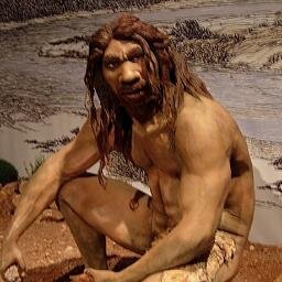 Yaklaşık 35 bin sene önce beraberdik. Homo sapiens'den farklı bir tür insan nesli.Entelektüel,Avcı-toplayıcı,Sanatsever,Sosyal... Afrikadan düştük yollara...