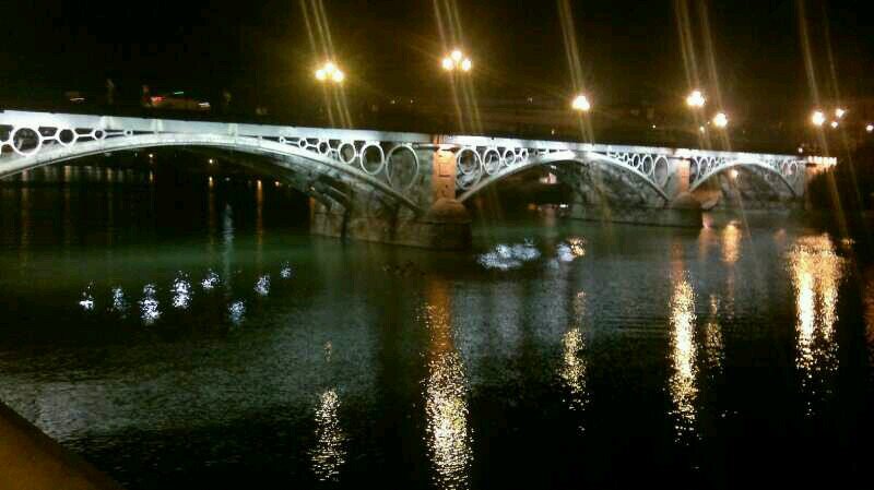 Paseando por Sevilla, inolvidable el puente de Triana cuando anochece.