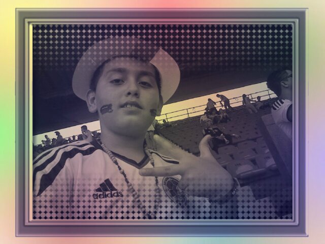 Experts en futbol y en musica y en baile ;)