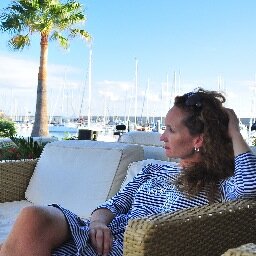 Madre de dos Príncipes.
Procuradora de los Tribunales.
Agente comercial y de asistencia post-mortem OCASO.