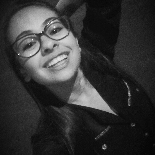 Monique Abreu da Silva,15 anos,canceriana. Ama DEUS,família, @maaxalmeiida e @gaabycandida ,amigos,música&chocolate Odeia falsidade e escola rs KISS ;**