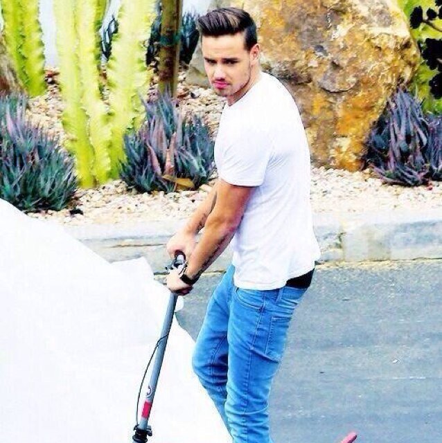 Hello Liam here 1/5 of one direction vampire single