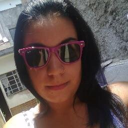 Uma menina amiga,extrovertida, São Paulina,que adora sair com amigos,ciumentaa,apaixonada por aninais, :p
