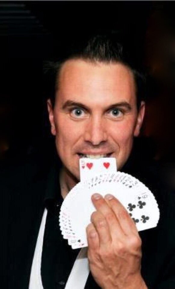 Goochelaar, Trainer & Entertainer. Verbazing & Illusie, Verander management,  Mindfullnes & Trucs.
