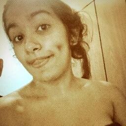 Sou uma menina simpática,divertida,carinhosa,apaixonada,brava de vez em quando !