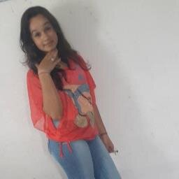 uma menina estudiosa,amiga companheira....
que sonha em ser atriz;;;
