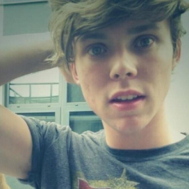 I'm Ashton!! Talk to meh! :)