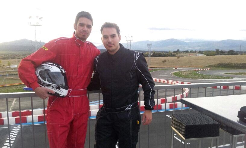 Equipo de amantes del automovilismo.