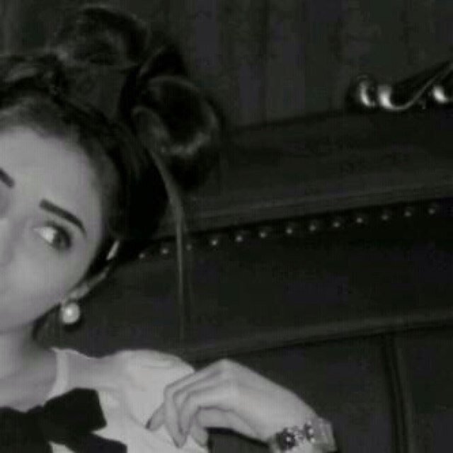 ﺇﻥ ﺣﺰﻧﺖ ﻓﺎﻟﻠﻪ ﻟﻦ ﻳﺪﻉ ﻫﺬﺍ ﺍﻟﺤﺰﻥ ﻣُﻘﻴﻤًﺎ ﺑﻘﻠﺒﻚ، ﻫﻮ ﻋﺎﺑﺮ ﻳﻤﺮ ﻟﻴﺤﻤﻞ ﺧﻄﺎﻳﺎﻙ ﺑﺮﺣﻤﺔ ﺍﻟﻠﻪ ﺃﻭ ﻳﺮﻓﻊ ﻟﻚ ﻣﻘﺎﻣًﺎ ﻓﻲ ﺍﻟﺠﻨّﺔ .. ﻓﺎﺻﺒﺮ !