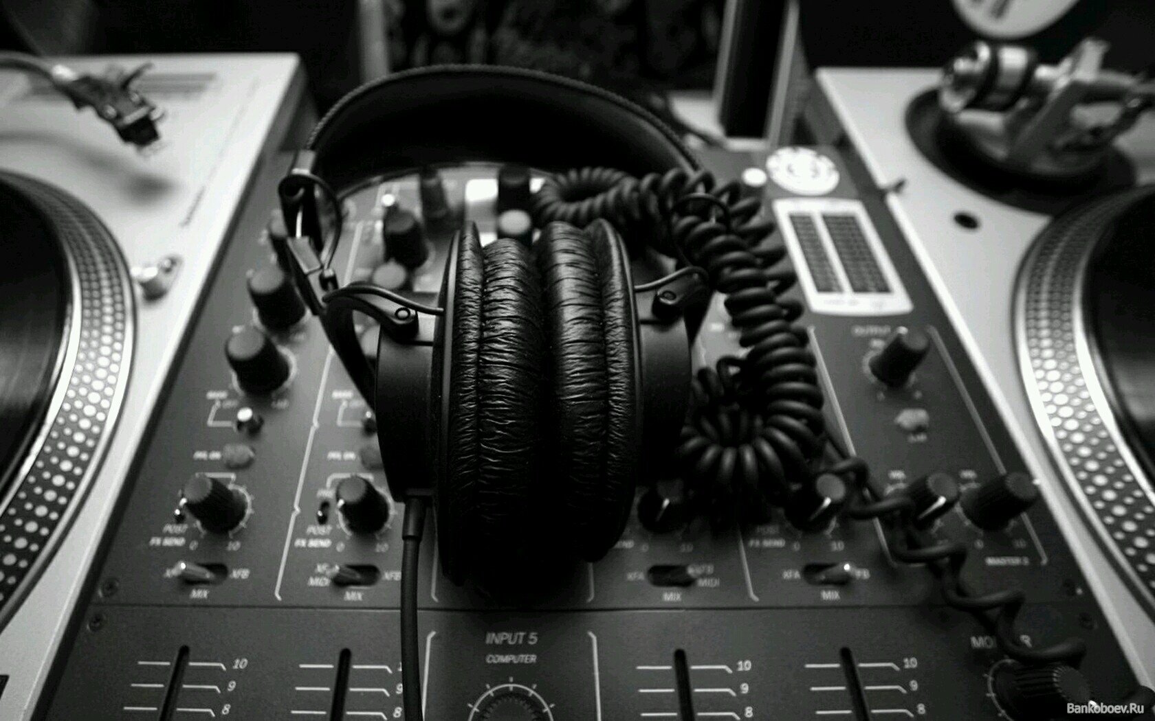 Se que el mundo no gira y que lo movemos los dj´s, pero mi vida si gira a 360 grados a una velocidad de 33 o 45 Rpm Y mi corazón late a 160 Bmp!!..