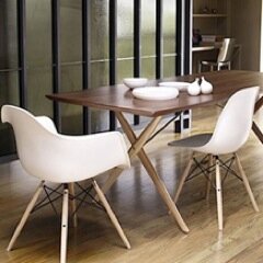 Designmeubel reproducties van ontwerpers zoals Eames, Rohe, Jacobsen, Henningsen en Panton.  O.a. Artichoke lamp, Eames lounge, Horeca stoelen
