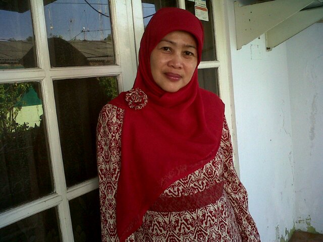 I am a housewife. My husband is @mohammadfarhan5 and has two children, namely @iiey_fitria and @nisa_indah.