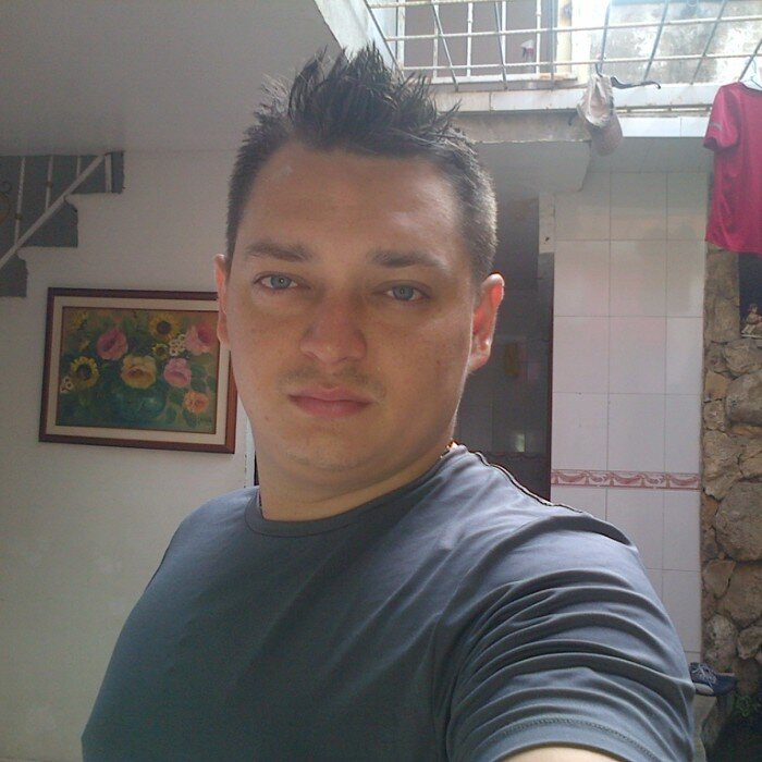 Comunicador social. 
Dj profesional con más de 10 años de experiencia . 
Colombiano, con ganas de aprender todos los dias.