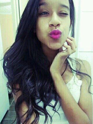 sou uma menina sonhadora que sempre sonhou em ser atriz, sou Belieber e Directioner, tenho orgulho disso,com a ajuda de Deus vou conseguir alcançar meus sonhos!