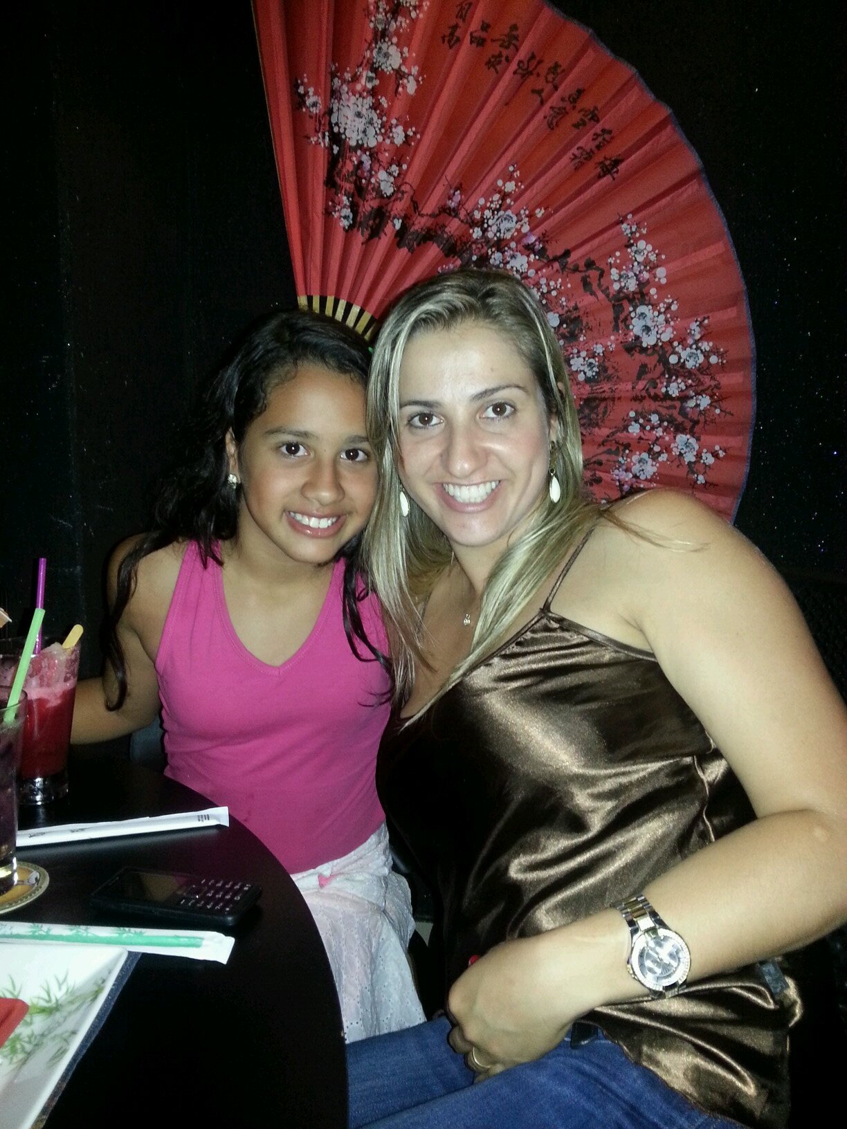 RosianeSouza2's profile picture. quem sou eu:
Muitos olham pra ti,
E não conseguem ver o teu valor.
Criticam-te, te desprezam, te impugnam, te rejeitam...
Por não conhecer seu interior;