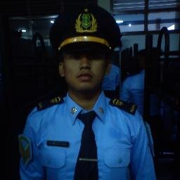 kunci kesuksesan adalah diri sendiri dan seseorang yang mendampingi dari bawah ..