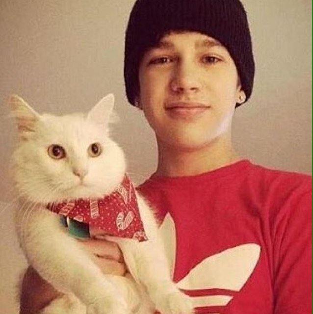 I gave you a free follow. Will you please do me a favor and follow @mahomiebiebsx, she follows back!❤️