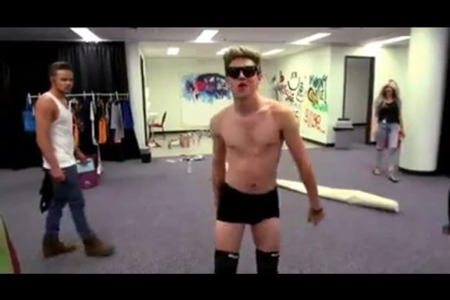 Oi, nao sei o que dizer. Ps: sigo de volta. † 1Directioner ♔