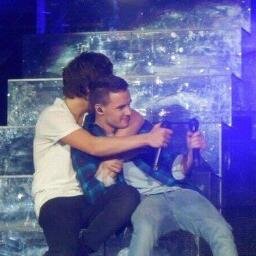 Free follow, please follow @niallvsolos and @pressvure they follow back everyone and you don't need to ask