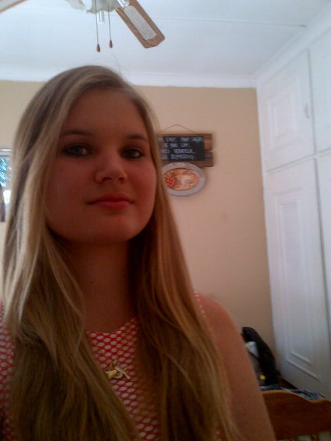 I'm 18 and live in South-Africa my dream is to give people a reason te remember me. I love dogs and my favourite flower is a daisy ♥