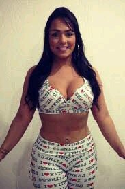 modelo, cantora e dançarina profissional.