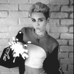 'La vida es cuesta arriba, pero la vista es genial.' Fucking idol, @MileyCyrus.     #SPAINNEEDSBANGERZ2014TOUR