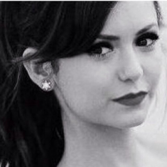 French source about lovely Nina Dobrev here,you will find all news about our queen and #TVDCast ❤️