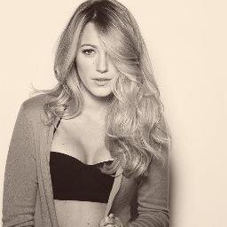 serena van der woodsen,19 anni,vampiro | singol| stanza 65|