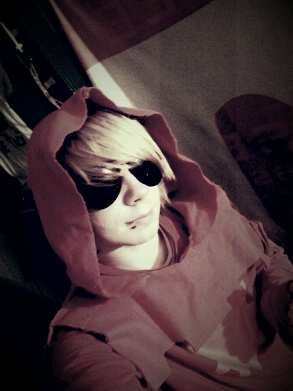 I'm artistic as heckie, I like cats, coffee, music, youtube, umm *sings* it goes on..and on and on!