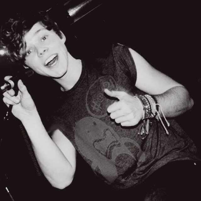 Hi guys!!!! C: I'm italian. Follow me and I follow you xoxo.
