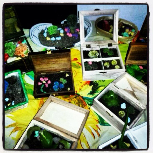 Regalos originales y personalizados. Gran variedad de cajitas y cestas. Contacto: 695710397 Twitter: @Livenys1 Mail:Livenys@gmail.com