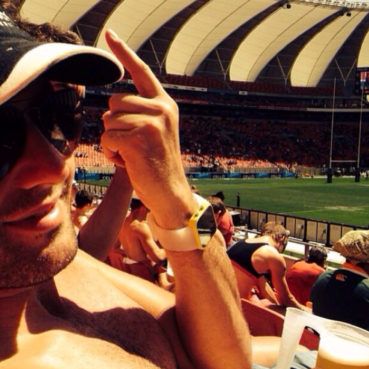 There is alittle greek in everybody! Sharks Rugby supporter. Greek Rugby Player. Crossfit junky! Love Apple products! Apple genius ;)