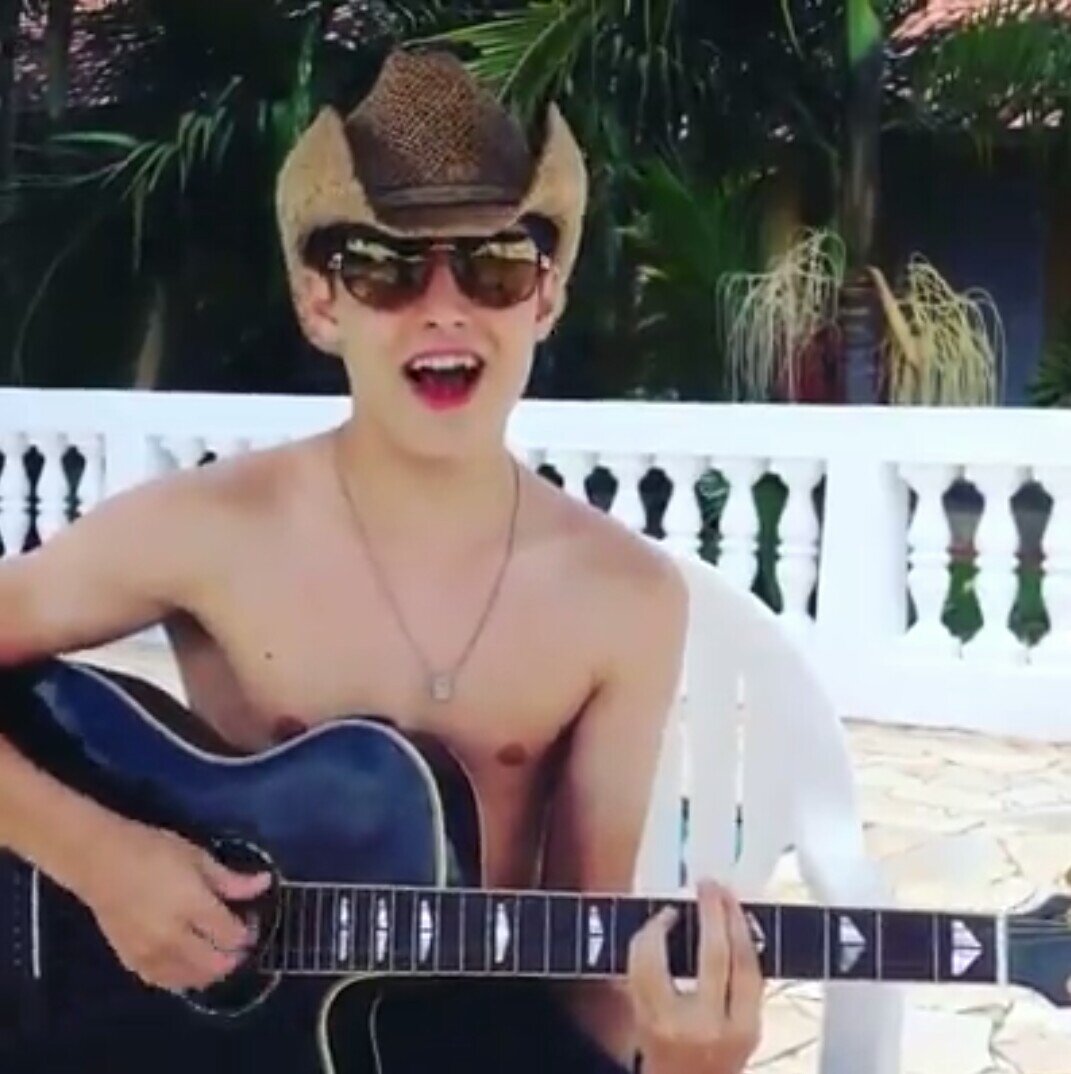 CentralJV's profile picture. Um amor de fã, assim, pelo João Victor! Não sei explicar, está no meu DNA! Since: 08.09.2013 | Seguida pelo JV *-* | Respondida pelo JV *-* | Minas do gueto.