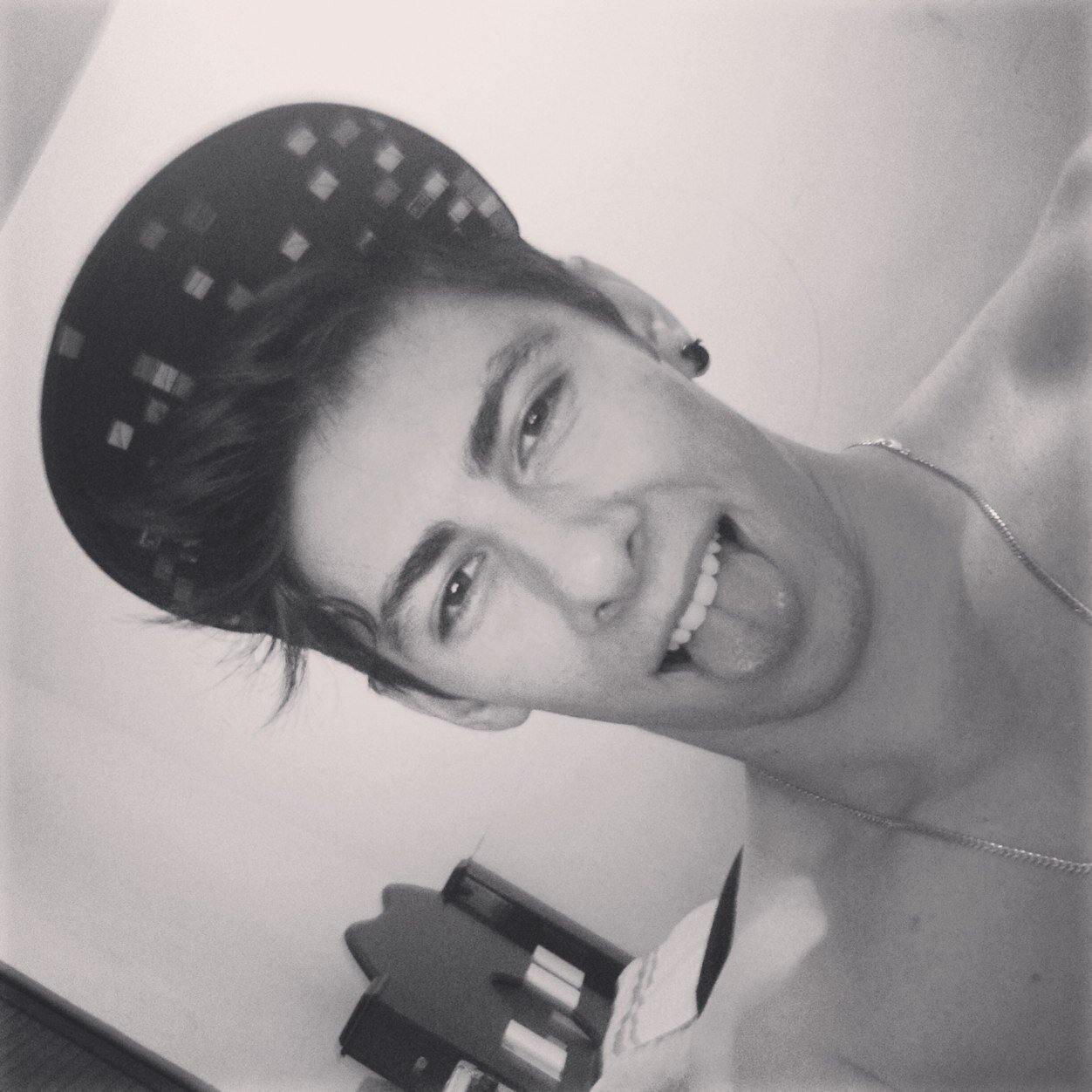 I know what it feels like, come on make me feel alive ♪