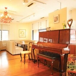 【大人のための優雅で落ち着いたカフェレストラン】海で有名な熱海の街中にあるカフェレストラン。魚介や野菜などの地元で採れた新鮮な食材のほか、全国から選ばれた素材を使って「やさしい味」を届けています。ジャズやシャンソンが静かに流れる空間で、美味しいワインやコーヒーをお供に、憩いのひとときを。