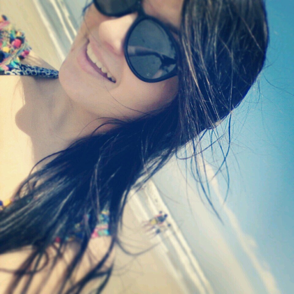 Sorria , só ria. Acalma , na alma. Se derrame , se der ame. Releva , se eleva. Respira e não pira .