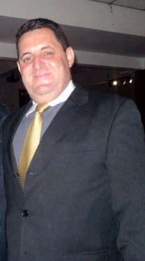 Adorador apaixonado por Jesus e membro da equipe  ministerial da Iagv, casado com Valéria e pai do Tarley e do Lucas.