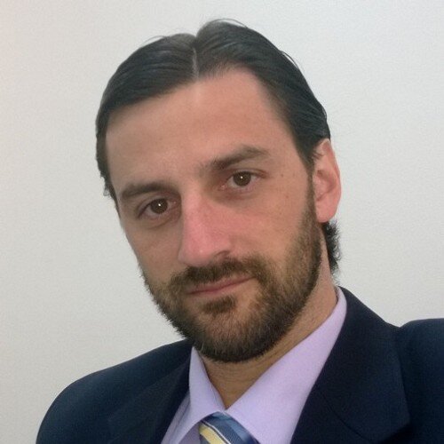 Sou petropolitano, amante da natureza, da música, do cinema e da tecnología. Palestrante, sou graduado em marketing e pos-graduando em Executivo de Negócios.