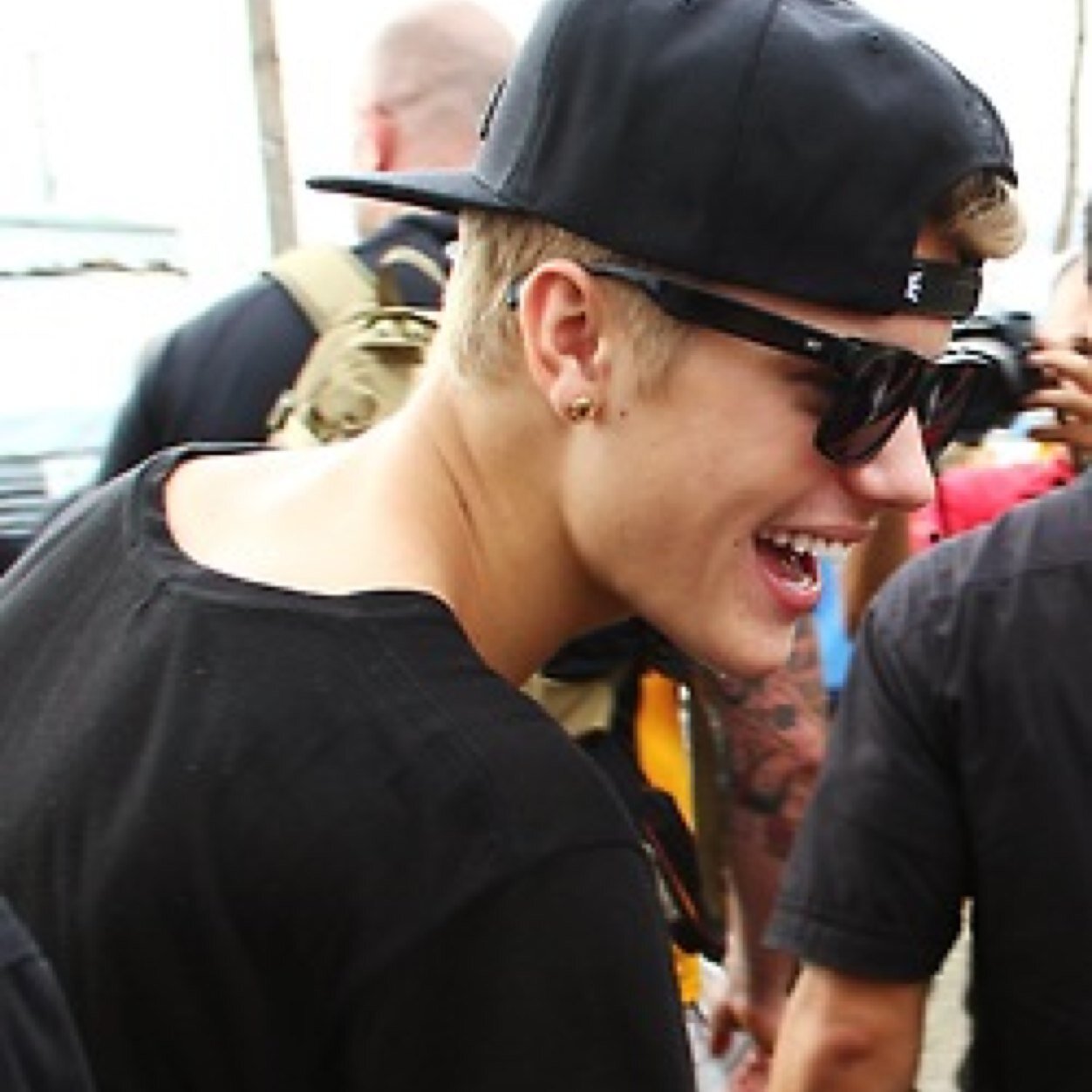 #JustinBackToSweden