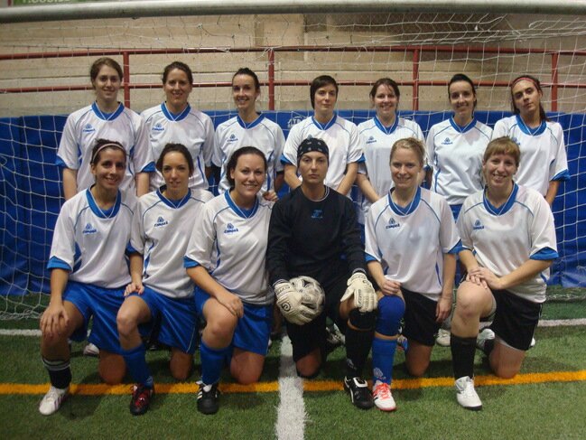 Enseignante, joueuse de soccer, musicienne, ancienne tweeters dans une autre vie, banlieusarde à ses heures, cuisinière en herbe… et plus encore! :)