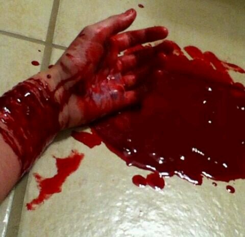 ¿Los locos saben que estan locos? Tal vez un dia vomite mi felicidad sin darme cuenta. Mejor morir viviendo que vivir muriendo