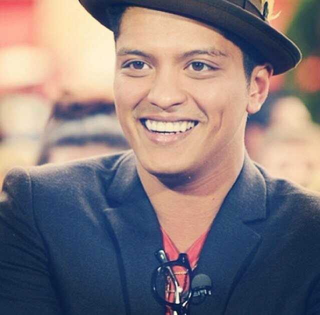 “Sabe o que é o amor? Ele é cego, surdo, mudo, sem preconceitos, não liga pra idade, qualidades, defeitos, apenas se sente, apenas se ama @brunomars