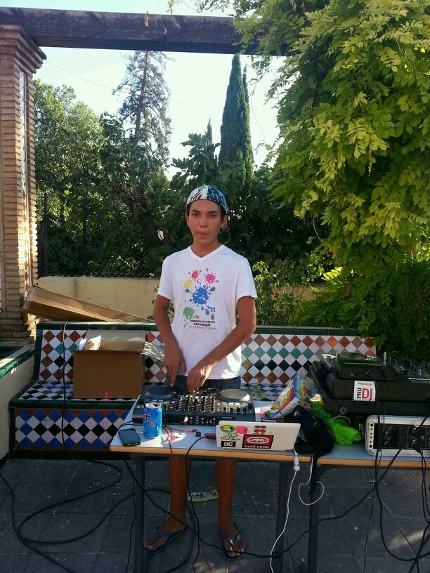 soy un joven de 17 años. k lleva produciendo desde los 15 añitos que lucha por su sueño llegar a ser un gran dj y productor musical