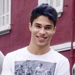 amo moda,cantar,dançar,pular,e muito quieta,e amo os p9.