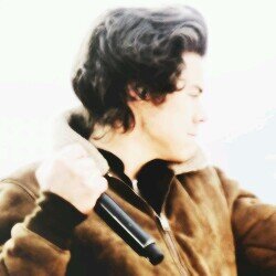 follow @prettylipsharry :)