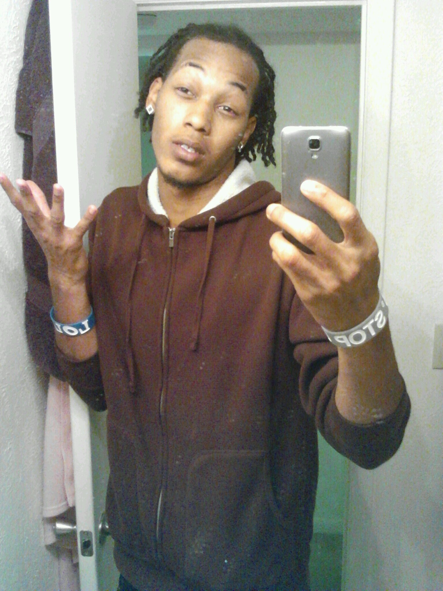 Ls is what I am... Im 21.... Ima Leo.....Im Chill.....I Smoke I Drink I Does My Thing I Aint Suppose To Stop Shit Cause Ima Grown Ass Man....Maryland Is My Home
