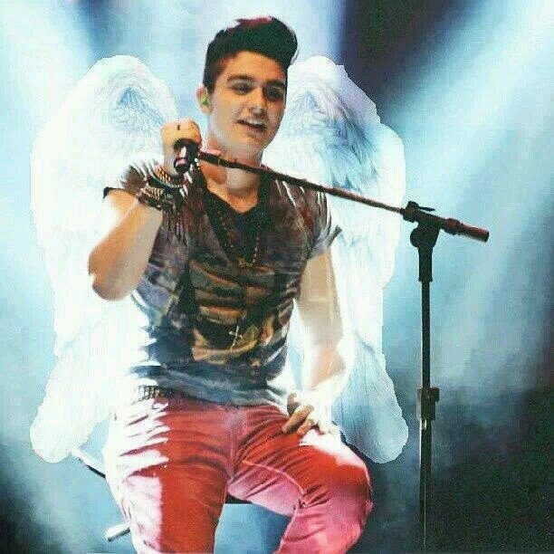 Existem pessoas no mundo q pelo simples fato de existirem fazem outras felizes,assim com vc @luansantana que mesmo ñ estando do meu lado,me faz super Feliz!♥s2'