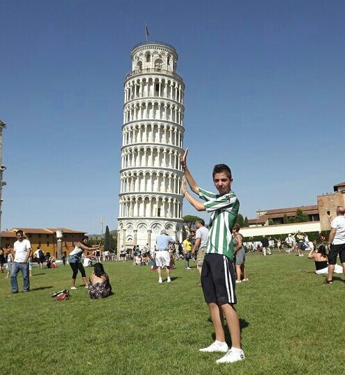 Ese olor a azahar, a incienso y ese sabor a rebujito de mi ciudad en primavera no se compara con ná 💘

Ciudad del Betis 💚